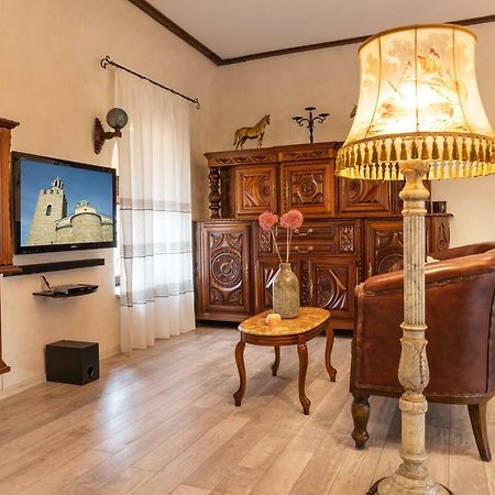 Historic Apartment In The Heart Of The City 大特尔诺沃 外观 照片